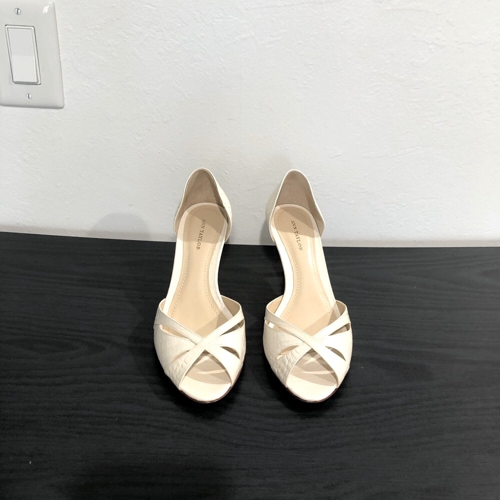 New Ann Taylor heels, cream, size 7.5, leather, elegant, never worn.
